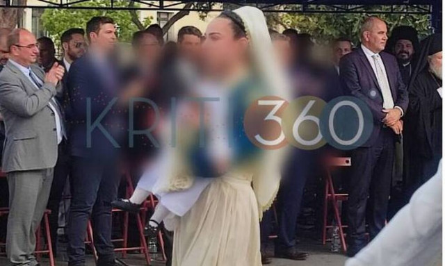 28η Οκτωβρίου - Χανιά: Έκανε παρέλαση αγκαλιά με το μωράκι της