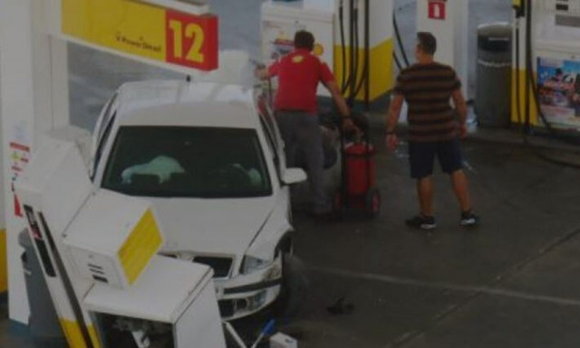 Θεσσαλονίκη: Αυτοκίνητο «καρφώθηκε» σε βενζινάδικο