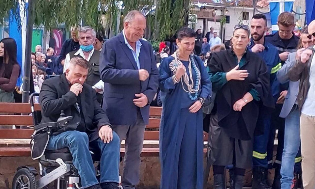 Καπανδρίτι: Βάθρο επισήμων χωρίς ράμπα - Τι είπε δημοτικός σύμβουλος
