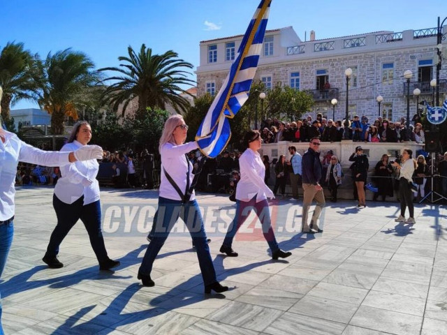 Σύρος: Η μητέρα σημαιοφόρος και ο γιος παραστάτης στην παρέλαση