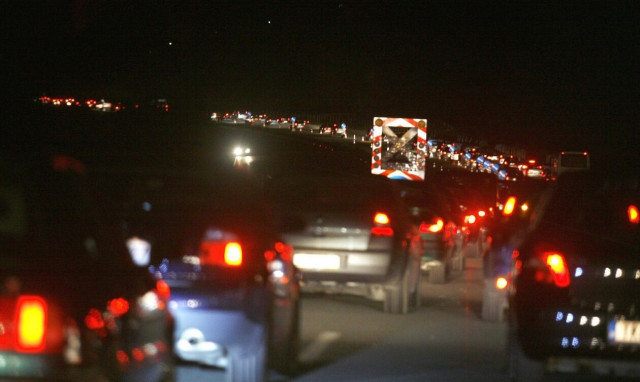 Κίνηση: Χάος από την επιστροφή των εκδρομέων – Ουρές χιλιομέτρων