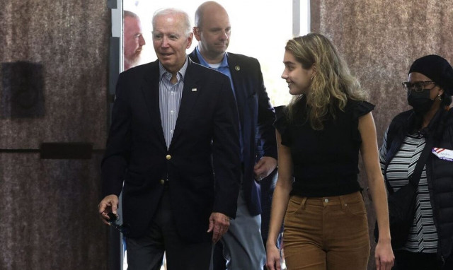 ΗΠΑ; Μαζί με την εγγονή του ψήφισε ο Μπάιντεν στις ενδιάμεσες εκλογές