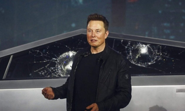 Έλον Μασκ: Τουιτάρει ανεπιβεβαίωτες φήμες για την επίθεση στον Πελόζι