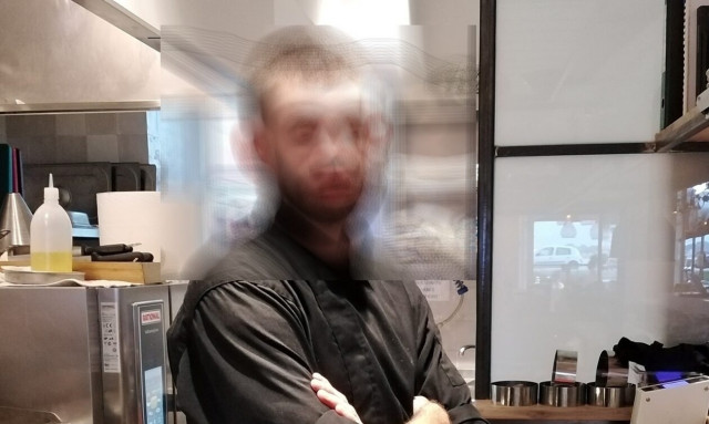 Μάρκου: Αυτός είναι ο 26χρονος που του επιτέθηκε με μαχαίρι