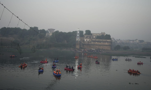 Ινδία: Συγκλονιστικές εικόνες από τη κατάρρευση γέφυρας