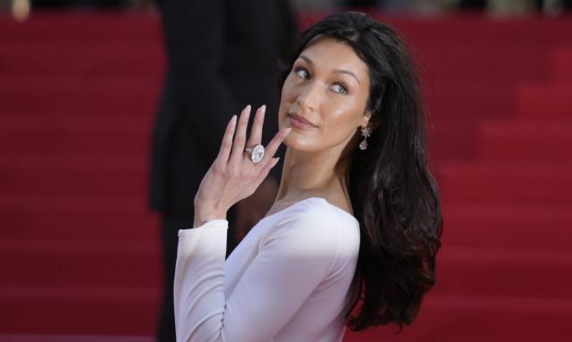 Μπέλα Χαντίντ: Χορεύει συρτάκι και διασκεδάζει με Άννα Βίσση