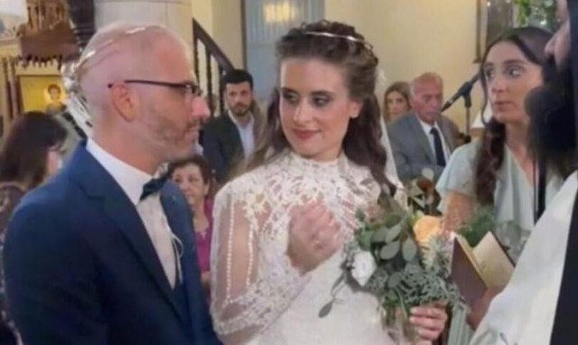 Νύφη μεταφέρει στη νοηματική τα λόγια του ιερέα στο σύζυγό της