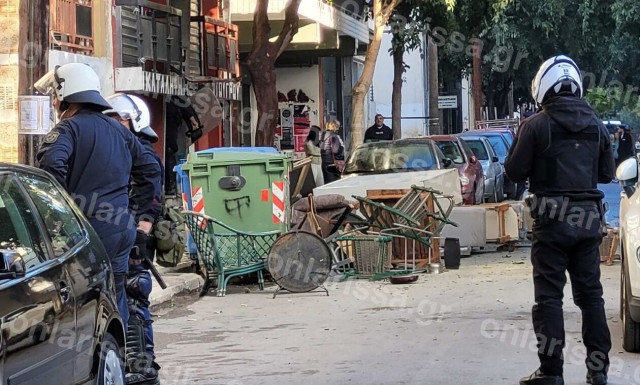 Λάρισα: Αστυνομική επιχείρηση εκκένωσης της κατάληψης «Ντουγρού»