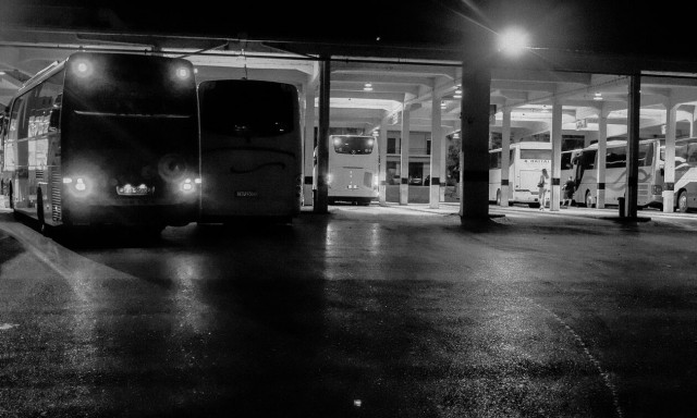 Δυτική Αττική: Πυροβόλησαν εν κινήσει λεωφορείο - Συνελήφθη ανήλικος