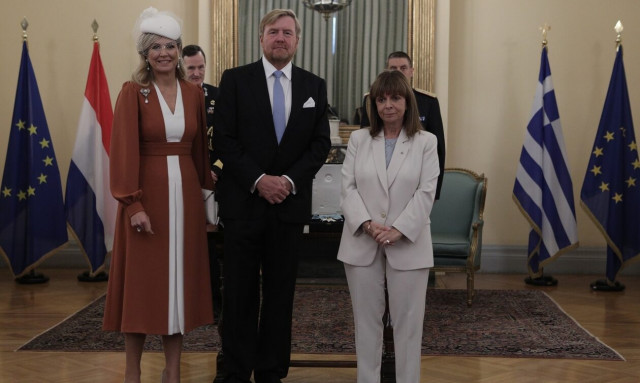 Bασιλικό ζεύγος Ολλανδίας: Κατέθεσαν στεφάνι στον Άγνωστο Στρατιώτη