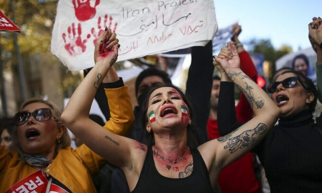 Οι Ιρανοί παραμένουν στους δρόμους παρά την καταστολή