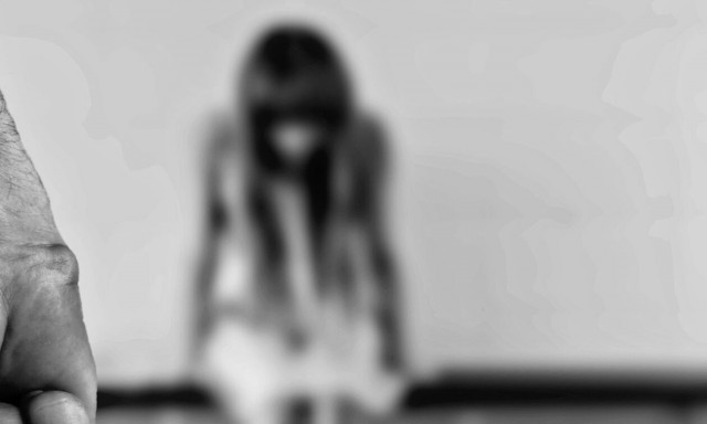 Πετράλωνα: Πατέρας έκανε πάρτι και βίαζε τα παιδιά του με συγγενείς