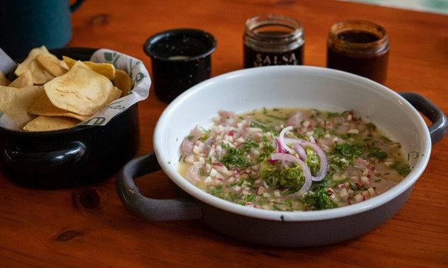 Μετά το σούσι, το σεβίτσε είναι ο νέος τρόπος κακοποίησης ενός ψαριού