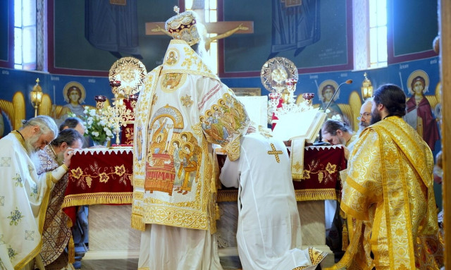 Χειροτονία Πρεσβυτέρου από τον Μητροπολίτη Πειραιώς