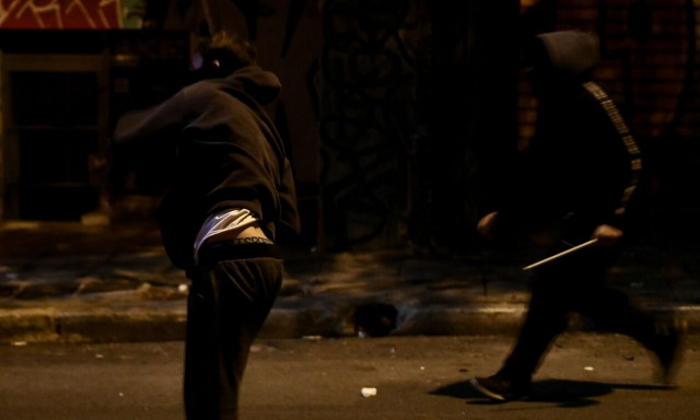 Εξάρχεια: Επίθεση με μολότοφ σε διμοιρία των ΜΑΤ