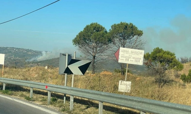 Φωτιά στο Καπανδρίτι: Οριοθετήθηκε από τις δυνάμεις της Πυροσβεστικής