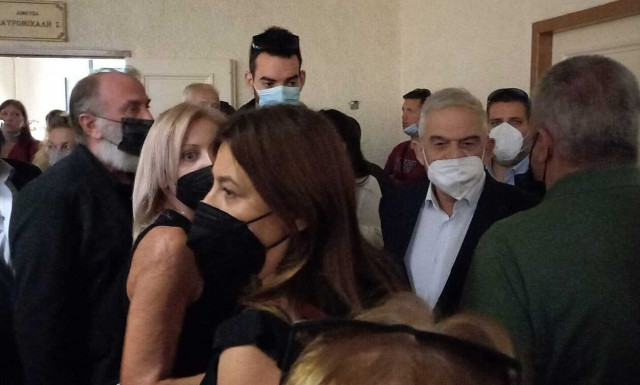 Μάτι: Η στιγμή που συγγενείς θυμάτων συναντούν τον Τόσκα (vid)