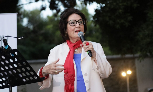 Nana Mouskouri made honorary citizen of Vari-Vouliagmeni