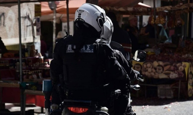 Χειροπέδες σε αλλοδαπό που λήστεψε ανήλικο έξω από σταθμό του ΗΣΑΠ