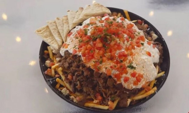 Μυθική πρόκληση: Μπορείς να φας μερίδα γύρου 2,7 κιλών σε 45 λεπτά;