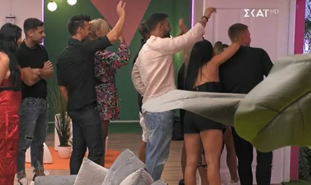 Love Island: Το ζευγάρι που αποχώρησε λίγο πριν τον τελικό