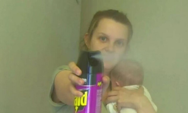 Νεαρή μητέρα έβγαλε νοκ άουτ τον διαρρήκτη με σπρέι για τα κουνούπια