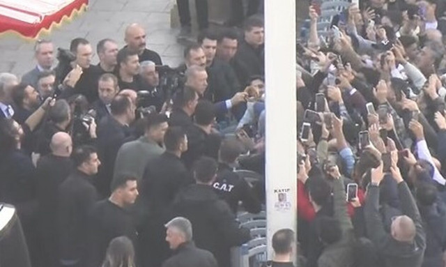 Τουρκία: Νέο σόου Ερντογάν - Μοίρασε... κουλούρια στην πλατεία Ταξίμ