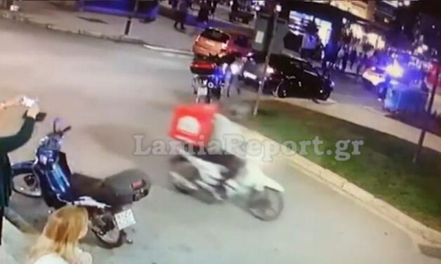 Λαμία: Καρέ καρέ η επίθεση των Ρομά σε δημοτικούς αστυνομικούς