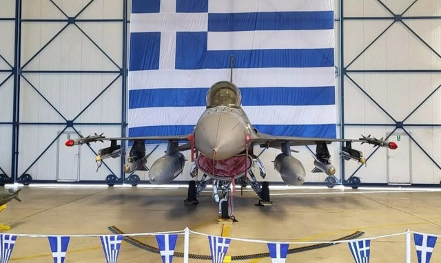 Κρητικός δώρισε μια τεράστια ελληνική σημαία στην 115 Πτέρυγα μάχης!
