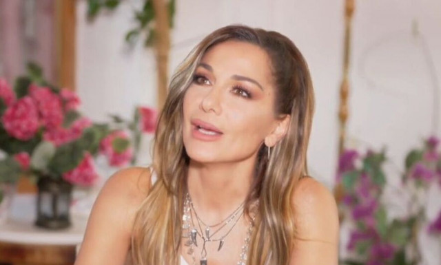 J2US: Χαμός με το κοντό μαλλί της Δέσποινας Βανδή