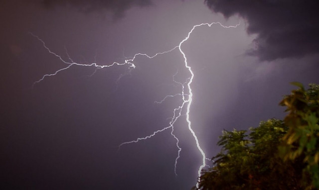 Κακοκαιρία «EVA»:  Σφοδρή καταιγίδα στα βόρεια προάστια της Αττικής