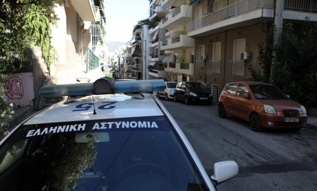 Ίλιον: Πατέρας και γιος έκλεψαν και γρονθοκόπησαν ηλικιωμένη