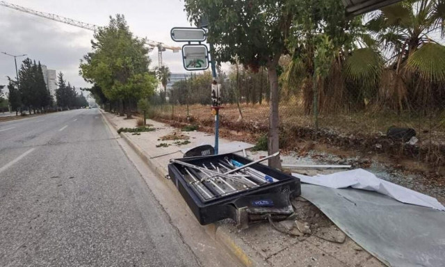 Τροχαίο στην Κατεχάκη: Αυτοκίνητο προσέκρουσε σε στάση λεωφορείου  – Τραυματίστηκε ο οδηγός