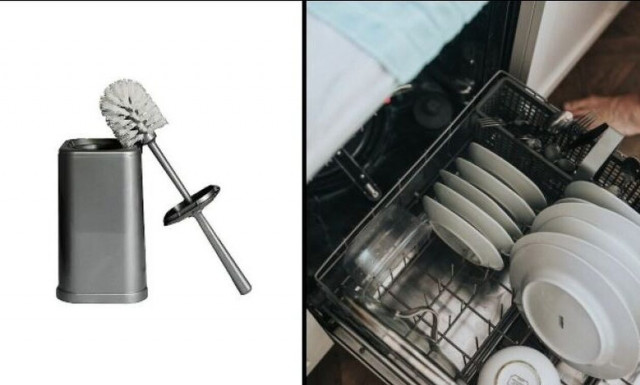 Μητέρα πλένει το βουρτσάκι της τουαλέτας στο πλυντήριο πιάτων