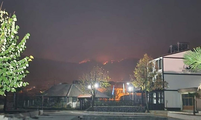 Ούτε η κακοκαιρία «EVA» δεν μπόρεσε να σβήσει τη φωτιά στη Ροδόπη