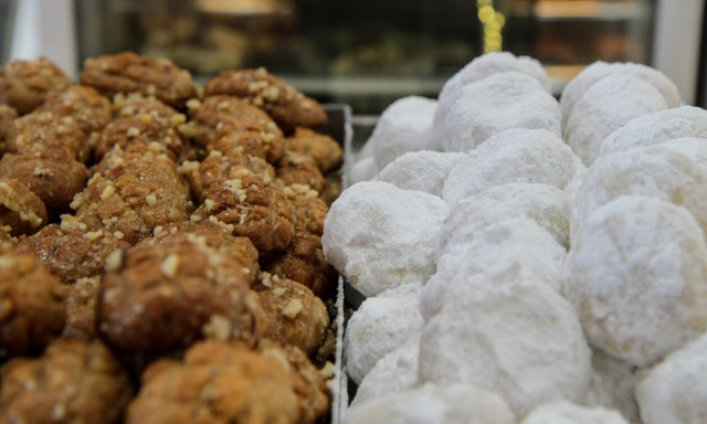 Μελομακάρονα και κουραμπιέδες από «χρυσό» - Πόσο θα κοστίζουν φέτος