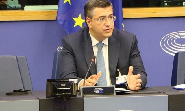 O Απόστολος Τζιτζικώστας