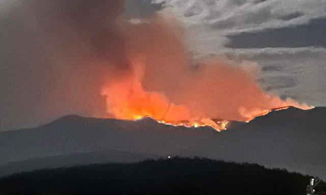 Ο λόγος που δεν σβήνει με τίποτα η φωτιά στο Παπίκιο Όρος