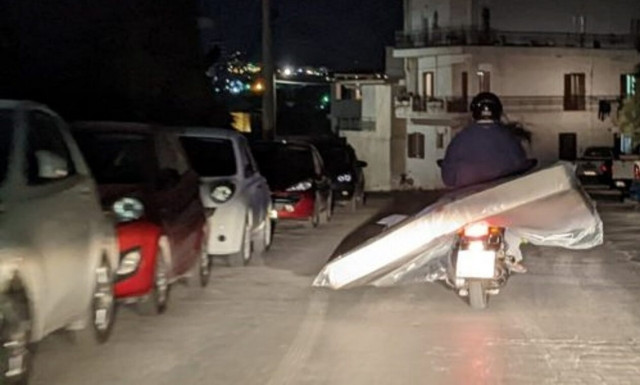 Απίστευτο σκηνικό στην Κρήτη: Μετέφερε διπλό στρώμα με το μηχανάκι του