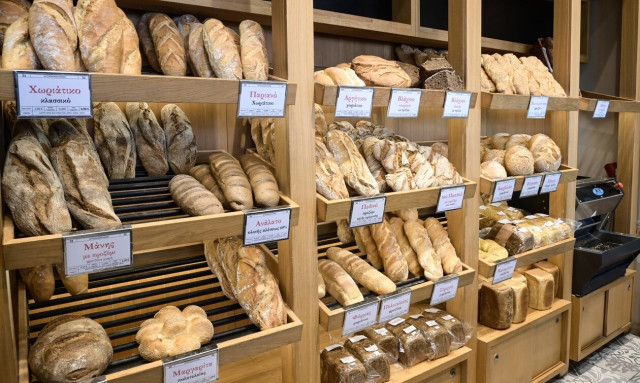 Καλάθι του νοικοκυριού: Γιατί αντιδρούν κρεοπώλες και αρτοποιοί