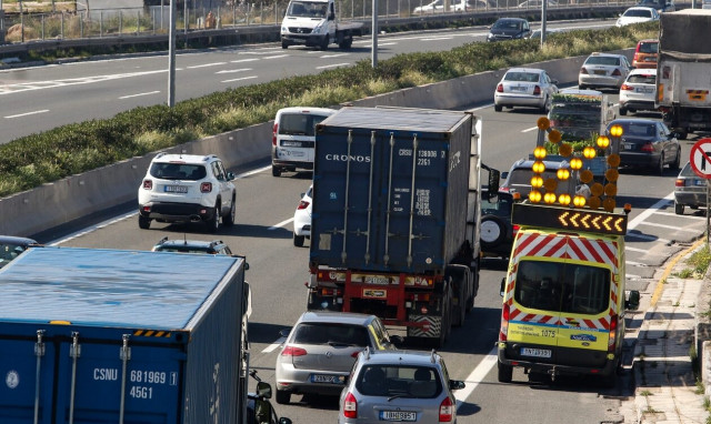 Κίνηση: Μποτιλιάρισμα στην Ιερά Οδό λόγω ακινητοποιημένης νταλίκας