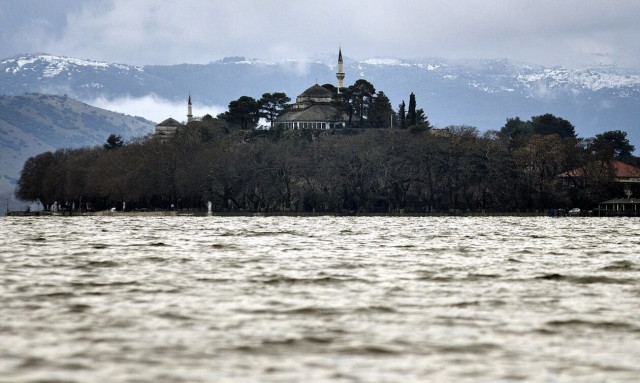Ιωάννινα: Πήγε για ψάρεμα στη λίμνη και βρήκε αντιαρματική νάρκη