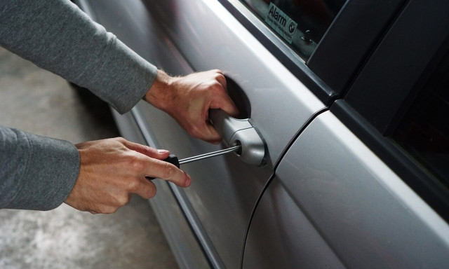 Φθιώτιδα: Σταμάτησαν για φαγητό και τους «άδειασαν» το αυτοκίνητο