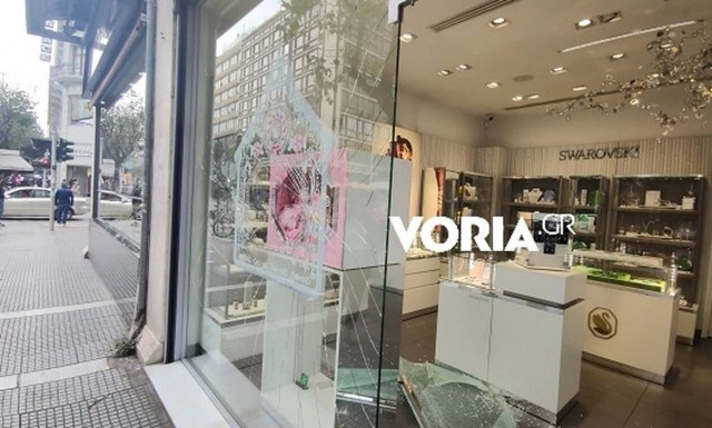 Θεσσαλονίκη: Έσπασαν με βαριοπούλα τη βιτρίνα κοσμηματοπωλείου
