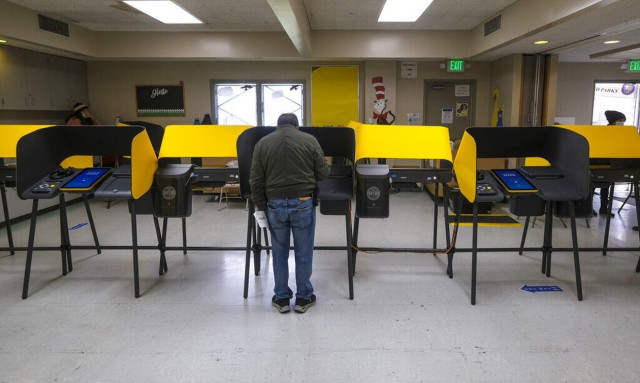 Ενδιάμεσες εκλογές στις ΗΠΑ: Κλείνουν τα πρώτα εκλογικά τμήματα