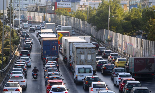 Κίνηση: Μποτιλιάρισμα στην Ιερά Οδό λόγω ακινητοποιημένης νταλίκας