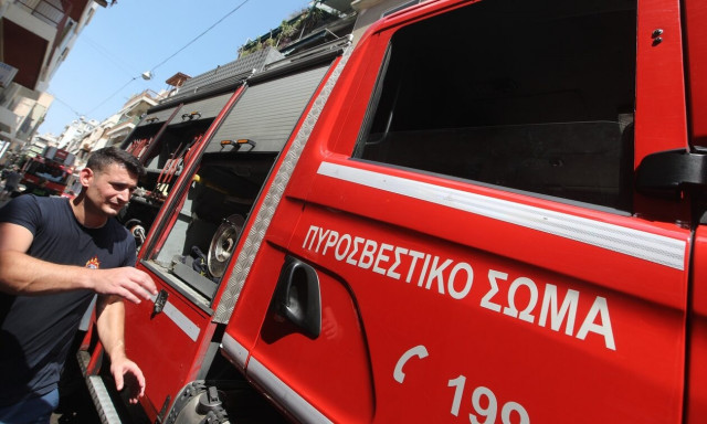 Αθήνα: Φωτιά σε εγκαταλελειμμένο κτήριο- Κινητοποιήθηκε η Πυροσβεστική