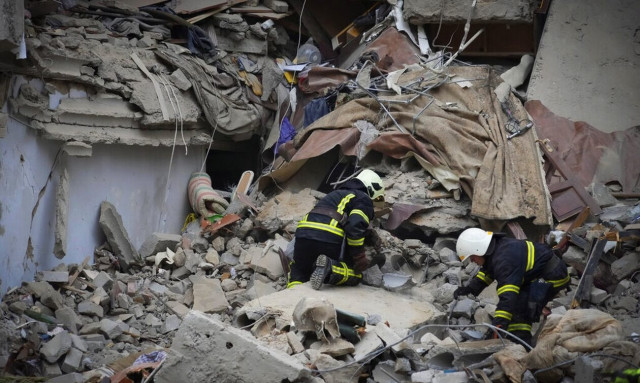 Ουκρανία: 6 νεκροί από πυραυλική επίθεση σε πολυκατοικία του Μικολάιφ