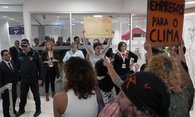 Πορτογαλία: Διαδηλωτές ζητούν την παραίτηση του υπουργού Οικονομικών