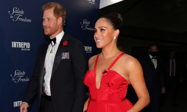 ΗΠΑ: Πληρώνουν 1 εκατ. δολάρια για να σταθούν δίπλα σε Χάρι και Μέγκαν